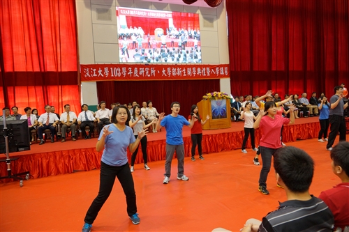 淡江新生的第一堂課：「克難坡巡禮」。