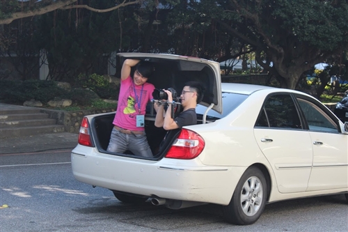 畢業生自製《那一天的身影》MV、《八分之一的青春》微電影共譜回憶。