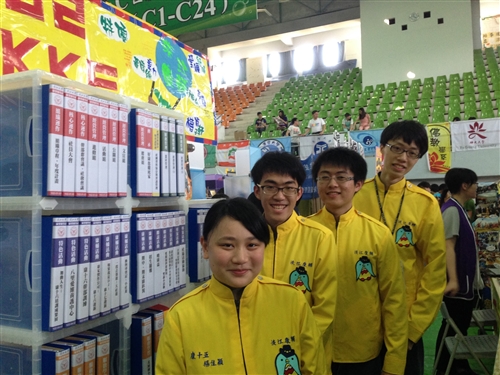 花蓮台東地區校友會與康樂輔導社分別榮獲103年全國學生社團評鑑「特優」、「優等」獎。