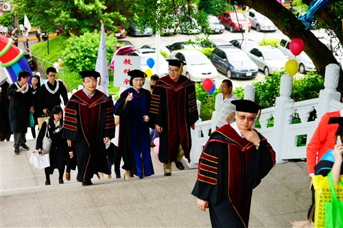 「三環五育 職場享譽」，本校舉行102學年度畢業典禮。