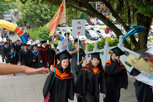 「三環五育 職場享譽」，本校舉行102學年度畢業典禮。