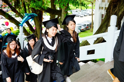 「三環五育 職場享譽」，本校舉行102學年度畢業典禮。