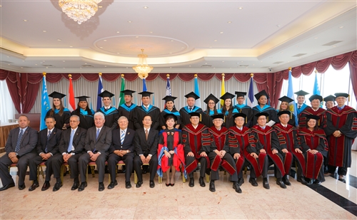 本校舉行第1屆「亞洲研究所數位學習碩士在職專班」畢業典禮。