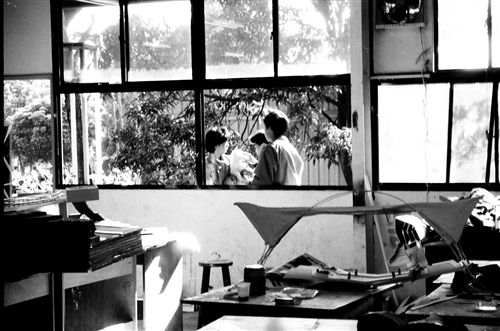 印證時代變遷建築系出版《嚮‧建築：民歌時代的建築青年》。