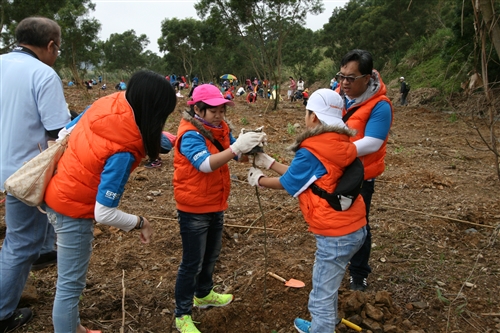 在蘭陽校園看見環境未來－台灣愛普生公司歡喜來種樹