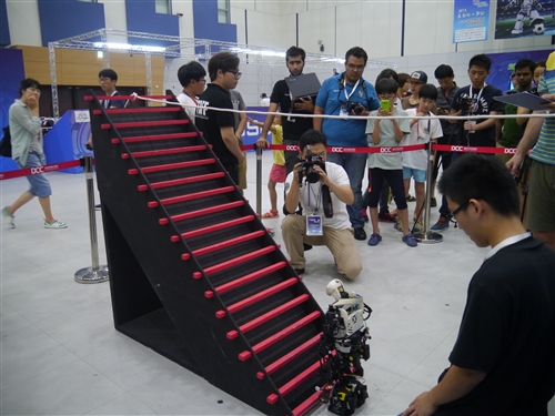 機器人研發團隊再傳捷報，蟬聯FIRA世界盃機器人足球賽冠軍。