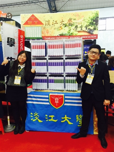 學生會榮獲「大專校院學生會成果競賽」卓越獎；公行系學會與如來實證社榮獲全國學生社團評鑑「特優」獎。