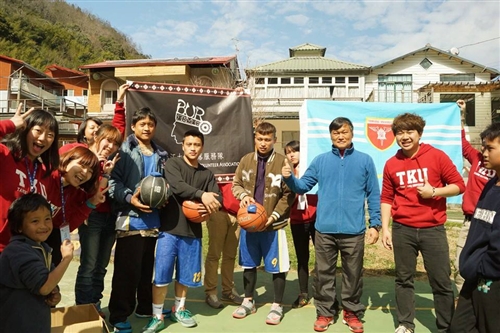 本校部落服務隊畢旅走進鎮西堡。