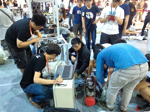 電機系與機電系參加「2015全國機器人競賽」再締佳績。