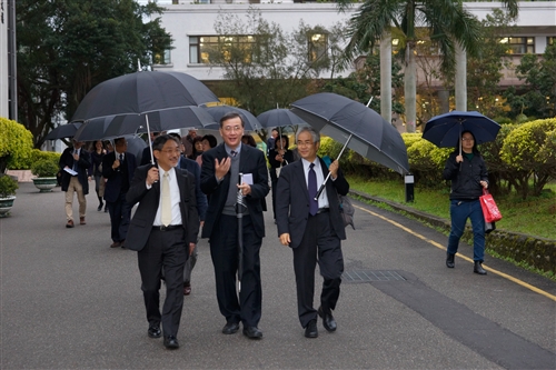 日本姊妹校東京外國語大學校長立石博高蒞校訪問，並舉行「Global Japan Office」揭牌啟用儀式。