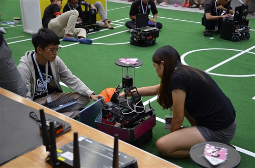 機器人研發團隊再傳捷報，蟬聯FIRA世界盃機器人足球賽冠軍。