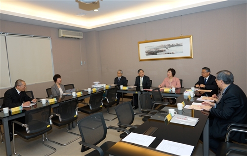 日本姊妹校東京外國語大學校長立石博高蒞校訪問，並舉行「Global Japan Office」揭牌啟用儀式。