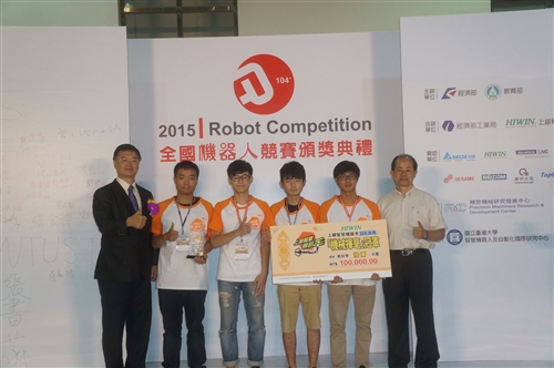 電機系與機電系參加「2015全國機器人競賽」再締佳績。