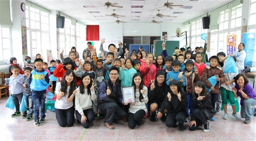 大傳系學生愛心募款，購鞋送偏鄉孩童。