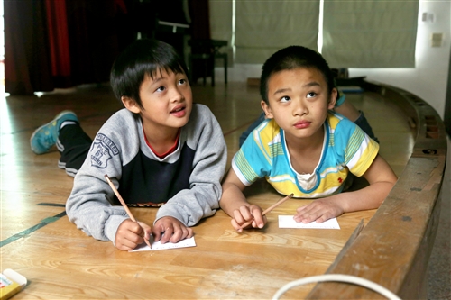 大傳系學生愛心募款，購鞋送偏鄉孩童。