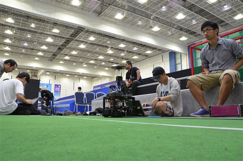 機器人研發團隊再傳捷報，蟬聯FIRA世界盃機器人足球賽冠軍。