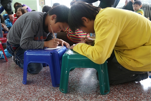 大傳系學生愛心募款，購鞋送偏鄉孩童。