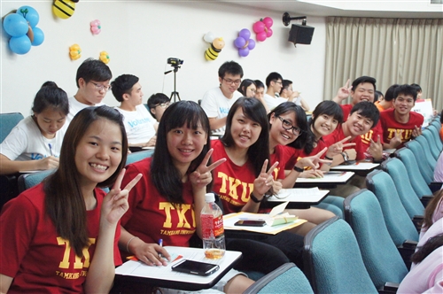 「讓愛飛翔」──暑假服務隊授旗出發。