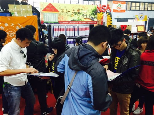 學生會榮獲「大專校院學生會成果競賽」卓越獎；公行系學會與如來實證社榮獲全國學生社團評鑑「特優」獎。