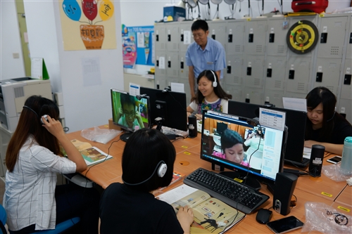 會計學系同學以遠距視訊陪伴偏鄉弱勢孩童閱讀。