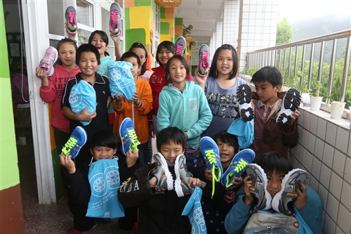 大傳系學生愛心募款，購鞋送偏鄉孩童。