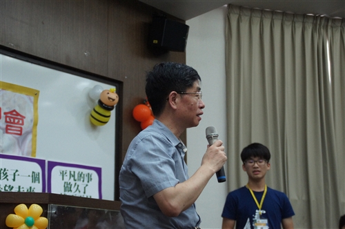 「讓愛飛翔」──暑假服務隊授旗出發。