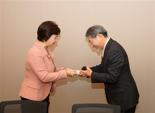 日本姊妹校東京外國語大學校長立石博高蒞校訪問，並舉行「Global Japan Office」揭牌啟用儀式。