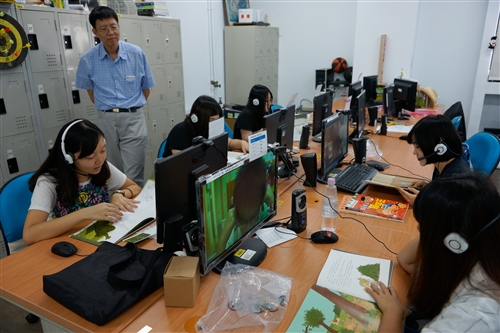 會計學系同學以遠距視訊陪伴偏鄉弱勢孩童閱讀。