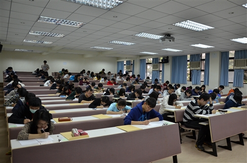 全臺537名高中生來校參與鍾靈化學創意競賽。