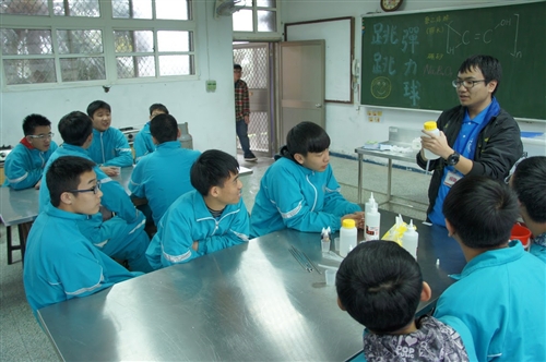 行動化學館再度下鄉散播化學科普知識。