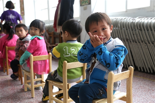 大傳系學生愛心募款，購鞋送偏鄉孩童。