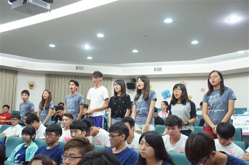 「讓愛飛翔」──暑假服務隊授旗出發。