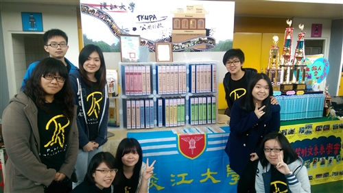 學生會榮獲「大專校院學生會成果競賽」卓越獎；公行系學會與如來實證社榮獲全國學生社團評鑑「特優」獎。