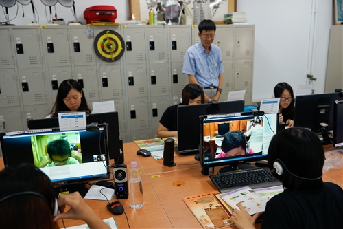 會計學系同學以遠距視訊陪伴偏鄉弱勢孩童閱讀。