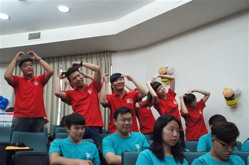 「讓愛飛翔」──暑假服務隊授旗出發。