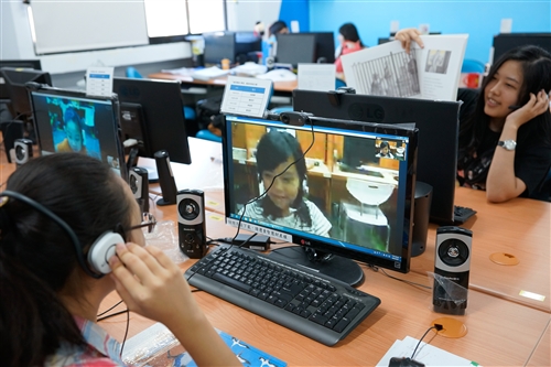 會計學系同學以遠距視訊陪伴偏鄉弱勢孩童閱讀。