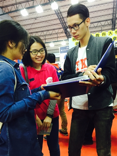 學生會榮獲「大專校院學生會成果競賽」卓越獎；公行系學會與如來實證社榮獲全國學生社團評鑑「特優」獎。