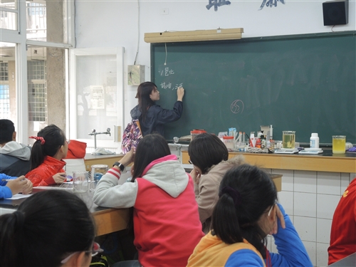 理學院「可見光科學服務隊」前往臺南市六甲國中進行服務。