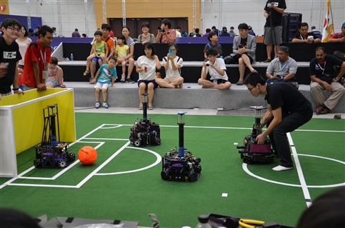 機器人研發團隊再傳捷報，蟬聯FIRA世界盃機器人足球賽冠軍。