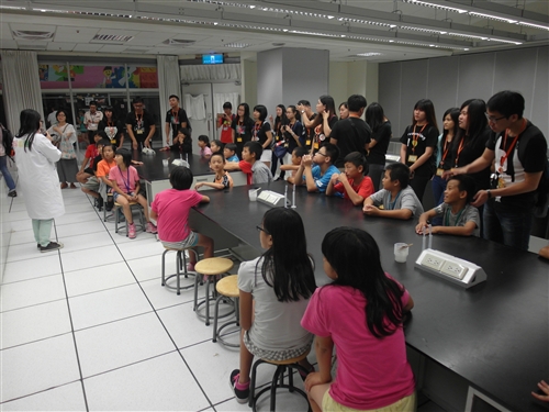 會計學系同學以遠距視訊陪伴偏鄉弱勢孩童閱讀。