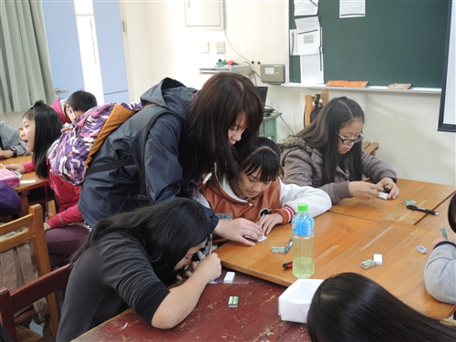 理學院「可見光科學服務隊」前往臺南市六甲國中進行服務。