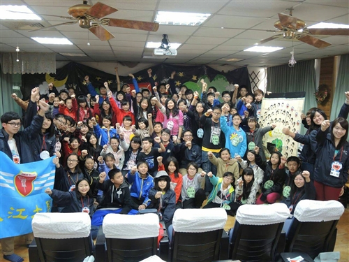 理學院「可見光科學服務隊」前往臺南市六甲國中進行服務。