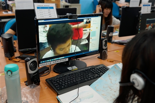 會計學系同學以遠距視訊陪伴偏鄉弱勢孩童閱讀。