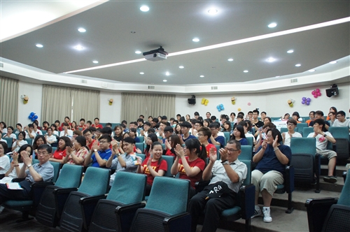 「讓愛飛翔」──暑假服務隊授旗出發。