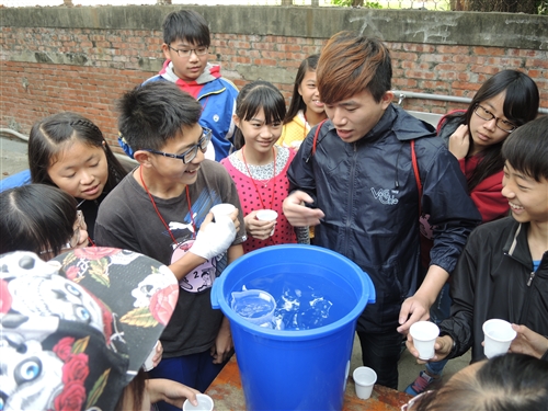 理學院「可見光科學服務隊」前往臺南市六甲國中進行服務。