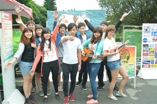 14個社團聯合舉辦「第一屆淡江大學音樂節」。