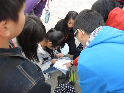 理學院「可見光科學服務隊」前往臺南市六甲國中進行服務。