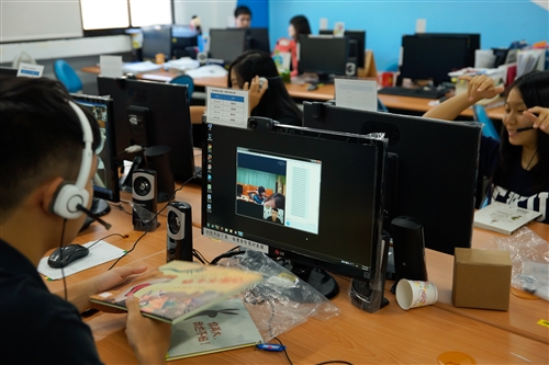 會計學系同學以遠距視訊陪伴偏鄉弱勢孩童閱讀。