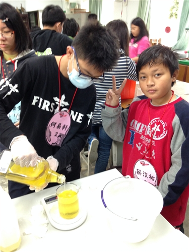 理學院「可見光科學服務隊」前往臺南市六甲國中進行服務。