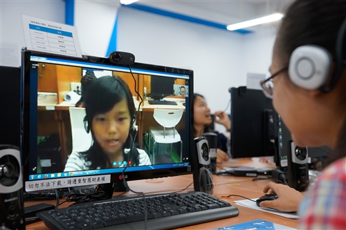 會計學系同學以遠距視訊陪伴偏鄉弱勢孩童閱讀。